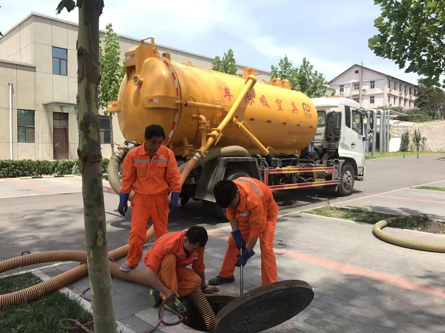 繁峙管道疏通车停在窨井附近