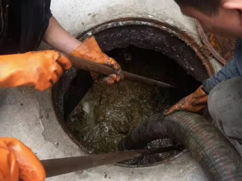 繁峙清理化粪池时如何避免沼气的危害？